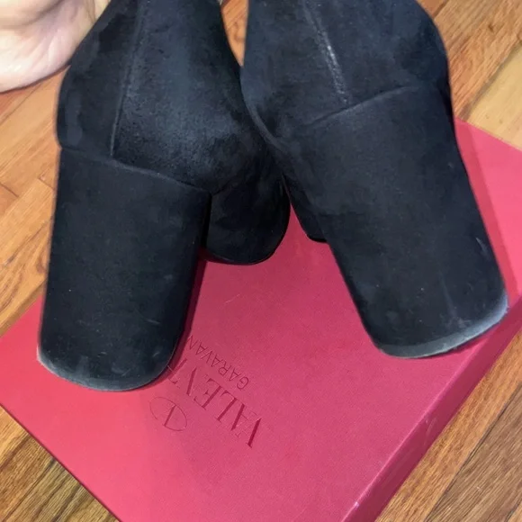 Authentic Valentino pumps with box
